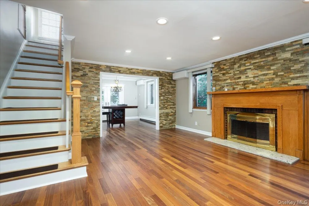 17 Piccadilly Downs Lynbrook, NY 11563