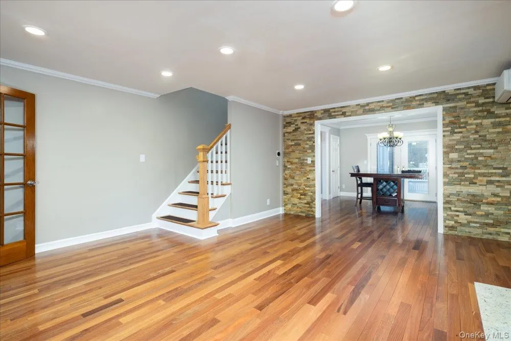 17 Piccadilly Downs Lynbrook, NY 11563