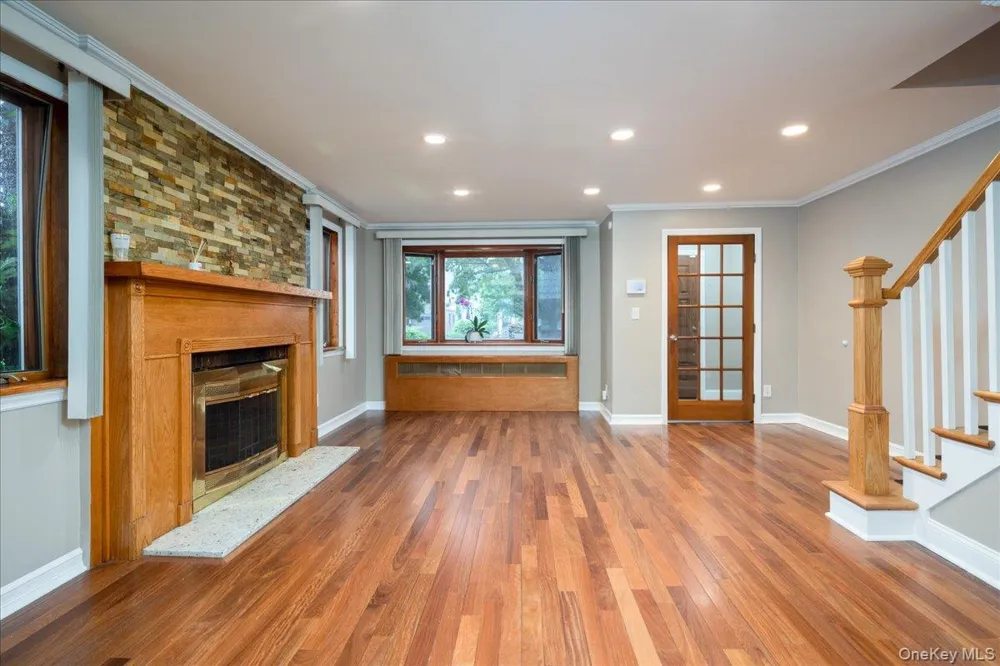 17 Piccadilly Downs Lynbrook, NY 11563
