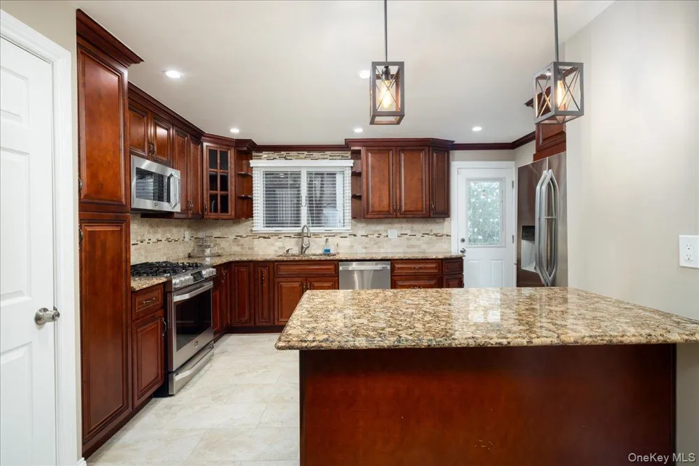 17 Piccadilly Downs Lynbrook, NY 11563