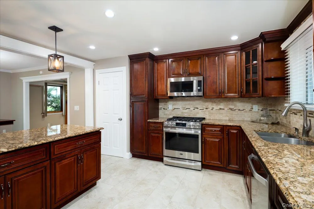 17 Piccadilly Downs Lynbrook, NY 11563