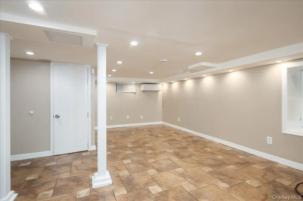 17 Piccadilly Downs Lynbrook, NY 11563