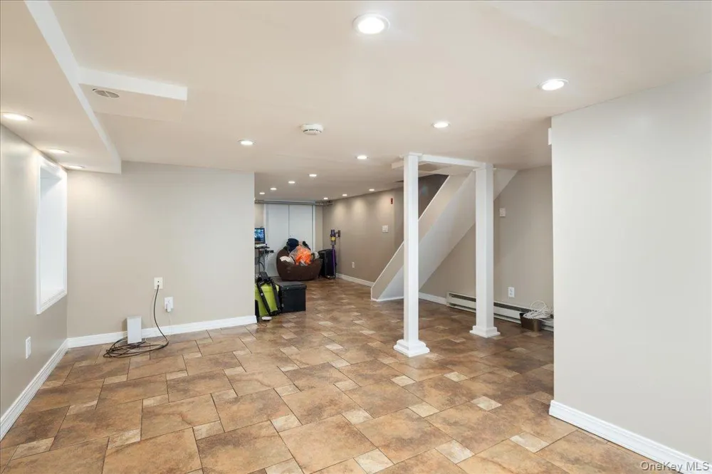 17 Piccadilly Downs Lynbrook, NY 11563
