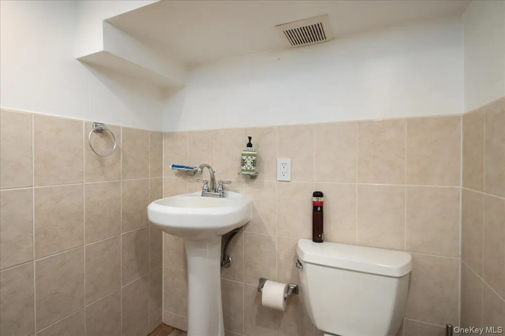 17 Piccadilly Downs Lynbrook, NY 11563
