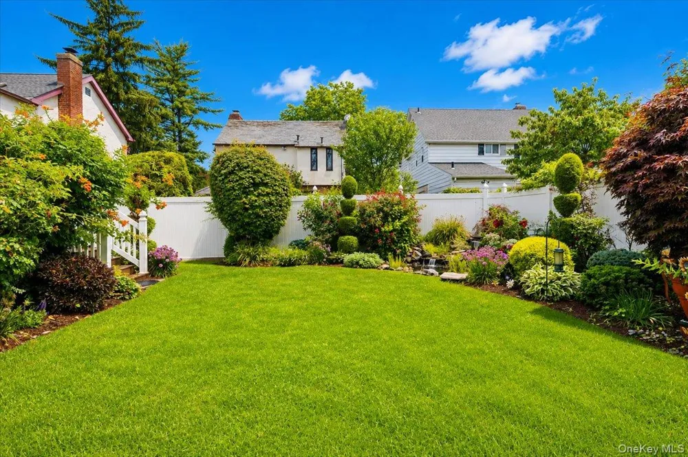 17 Piccadilly Downs Lynbrook, NY 11563