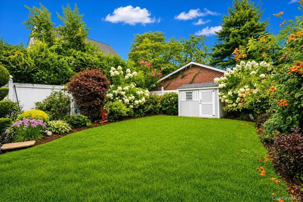 17 Piccadilly Downs Lynbrook, NY 11563