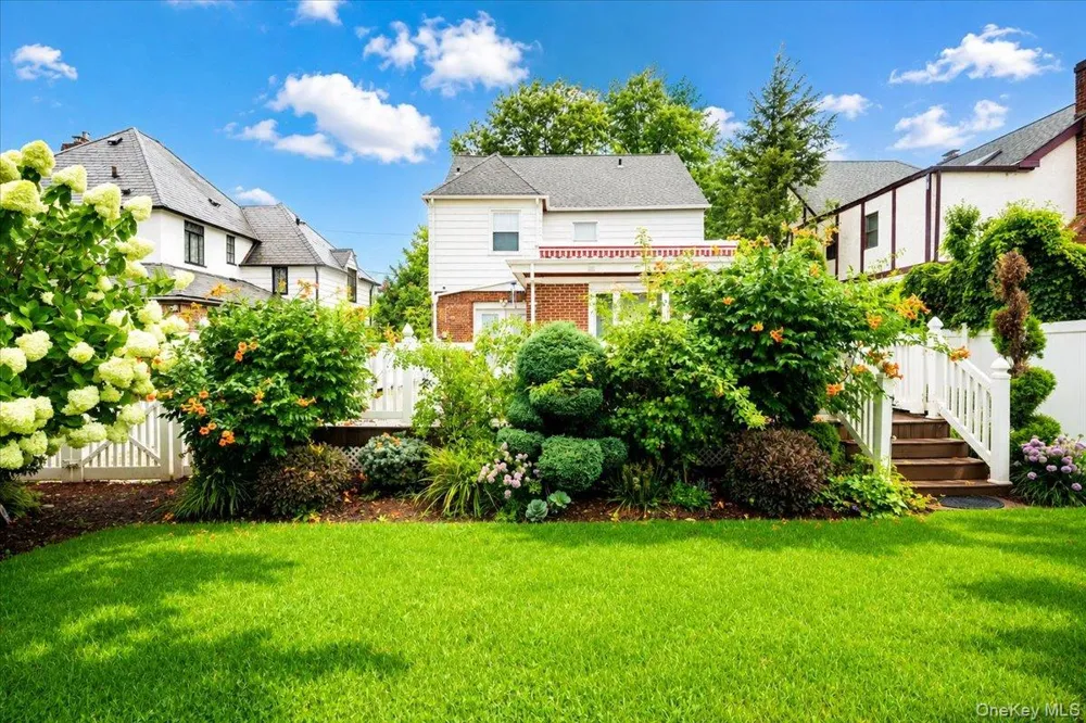 17 Piccadilly Downs Lynbrook, NY 11563