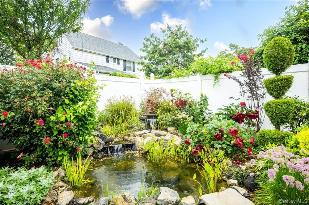 17 Piccadilly Downs Lynbrook, NY 11563
