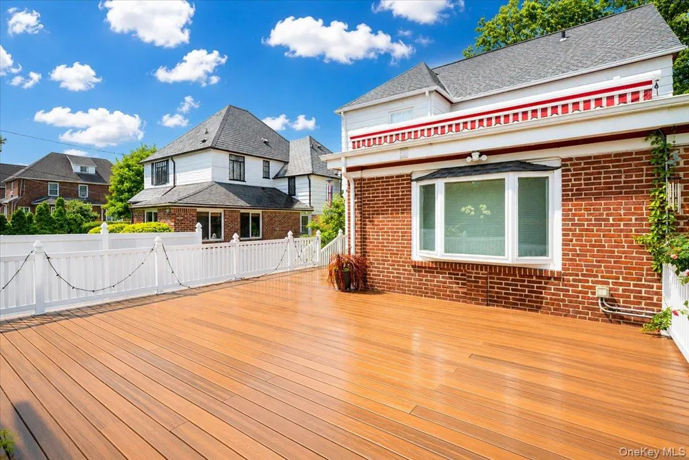 17 Piccadilly Downs Lynbrook, NY 11563
