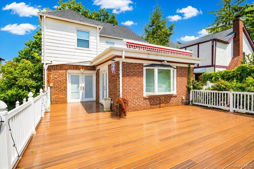 17 Piccadilly Downs Lynbrook, NY 11563