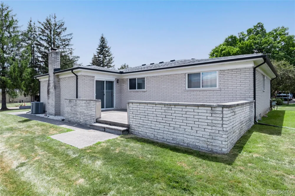 18863 Monica Drive Clinton Charter Township, MI 48036