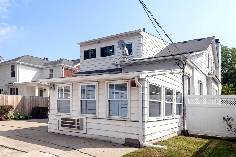 891 Washington Road Grosse Pointe City, MI 48230