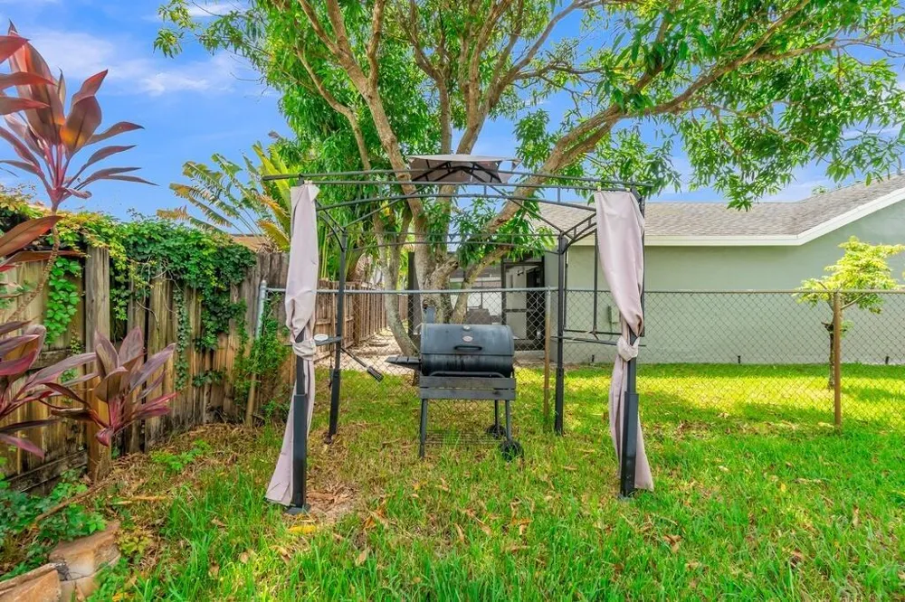 7461 NW 35th Street Lauderhill, FL 33319
