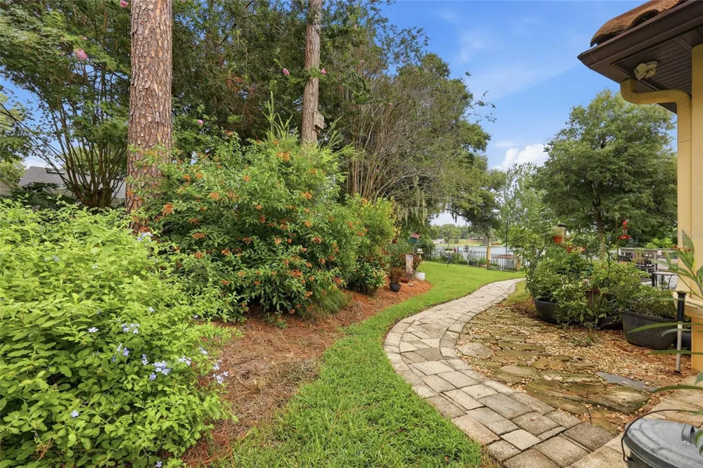 315 W BLUE WATER EDGE DRIVE Eustis, FL 32736