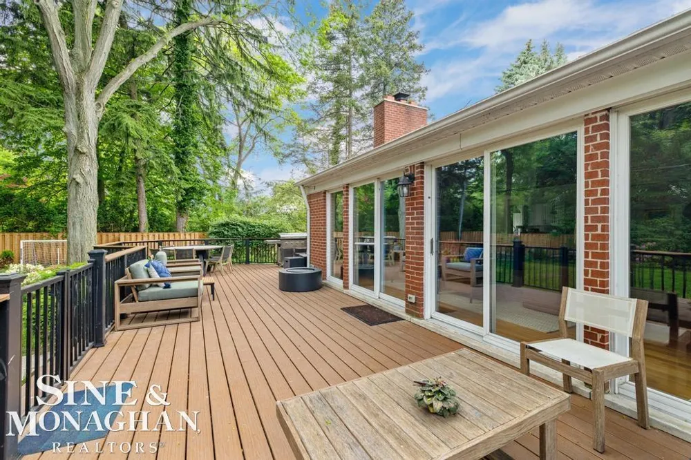 565 Lochmoor Boulevard Grosse Pointe Woods City, MI 48236