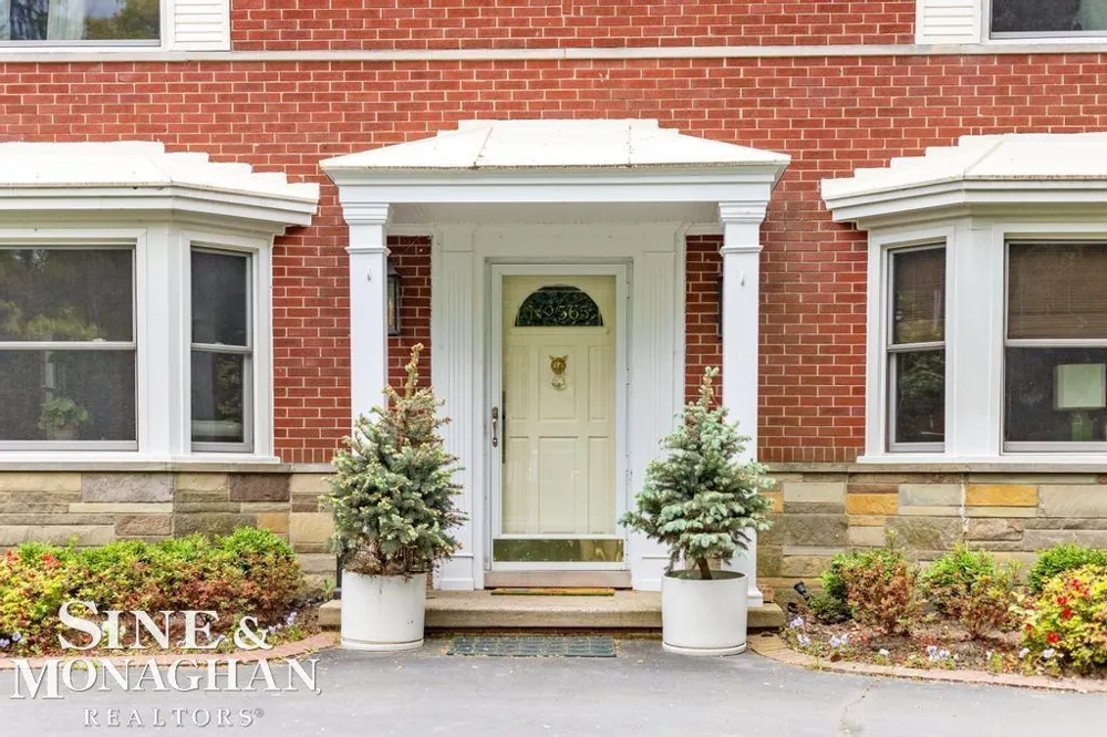 565 Lochmoor Boulevard Grosse Pointe Woods City, MI 48236