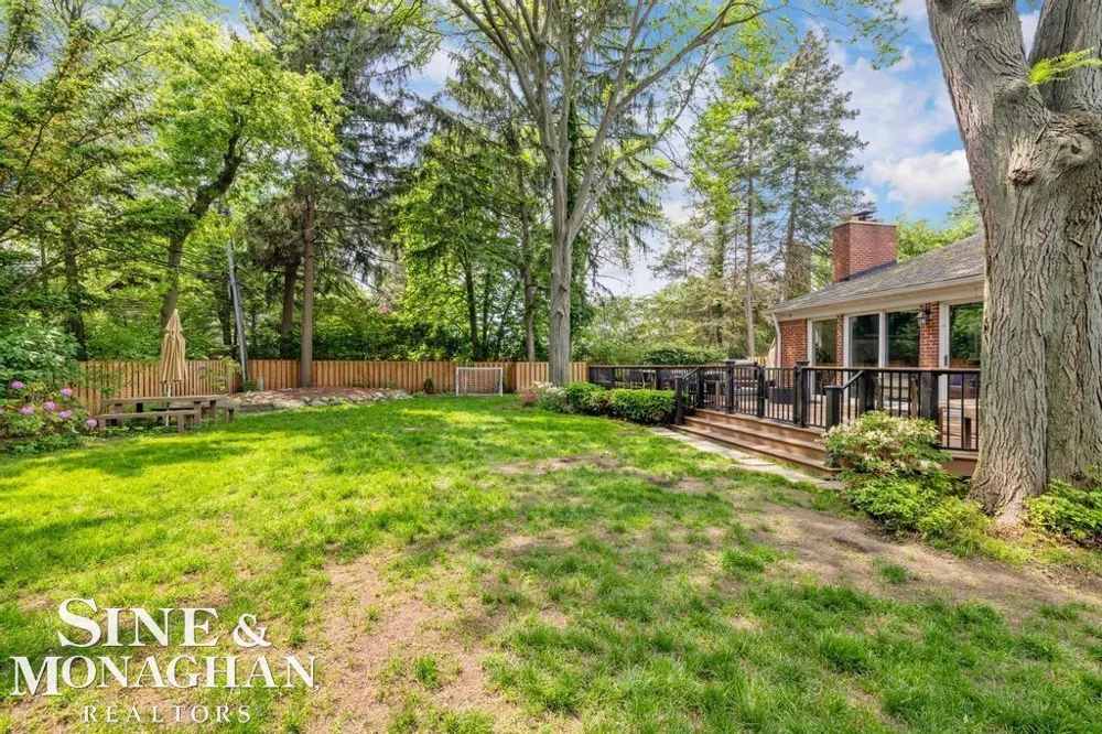 565 Lochmoor Boulevard Grosse Pointe Woods City, MI 48236