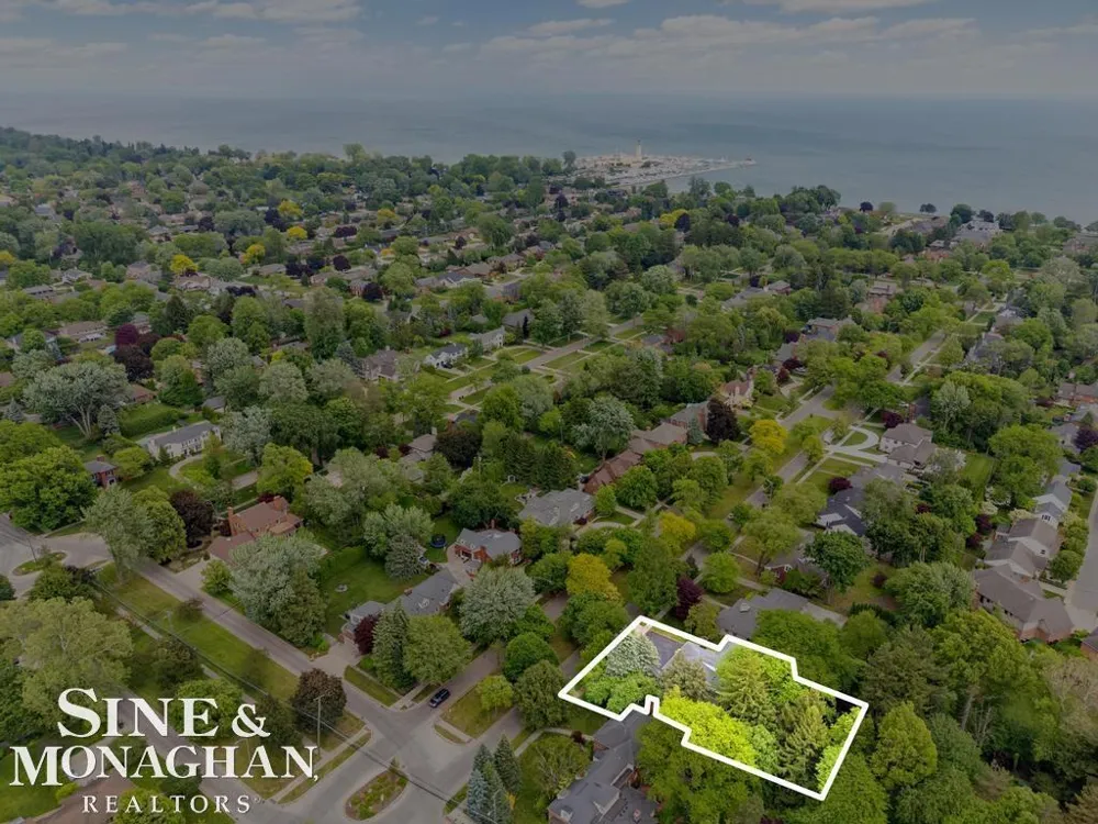 565 Lochmoor Boulevard Grosse Pointe Woods City, MI 48236