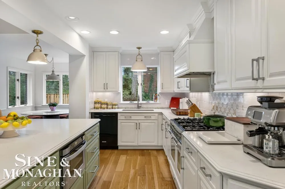 565 Lochmoor Boulevard Grosse Pointe Woods City, MI 48236