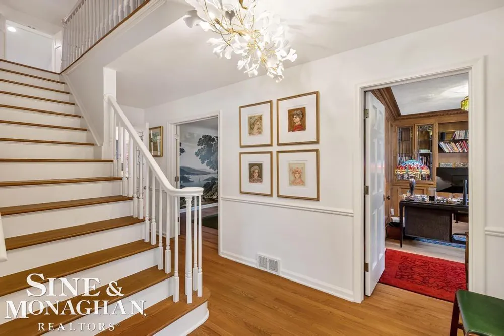 565 Lochmoor Boulevard Grosse Pointe Woods City, MI 48236