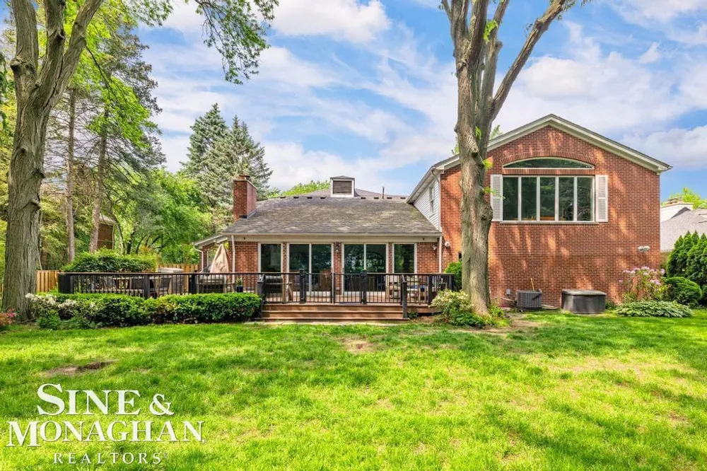 565 Lochmoor Boulevard Grosse Pointe Woods City, MI 48236
