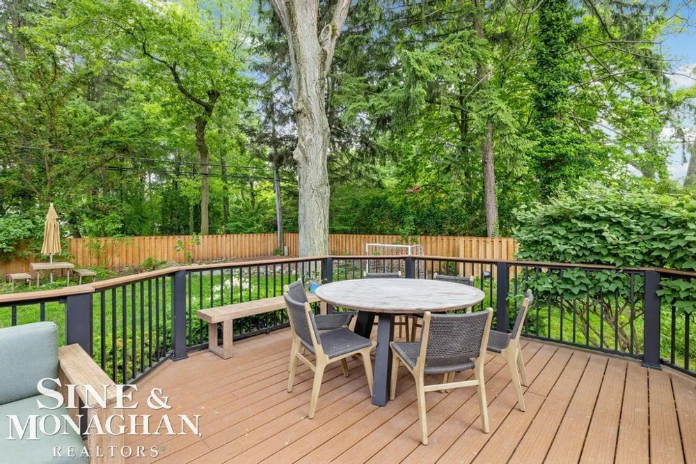 565 Lochmoor Boulevard Grosse Pointe Woods City, MI 48236