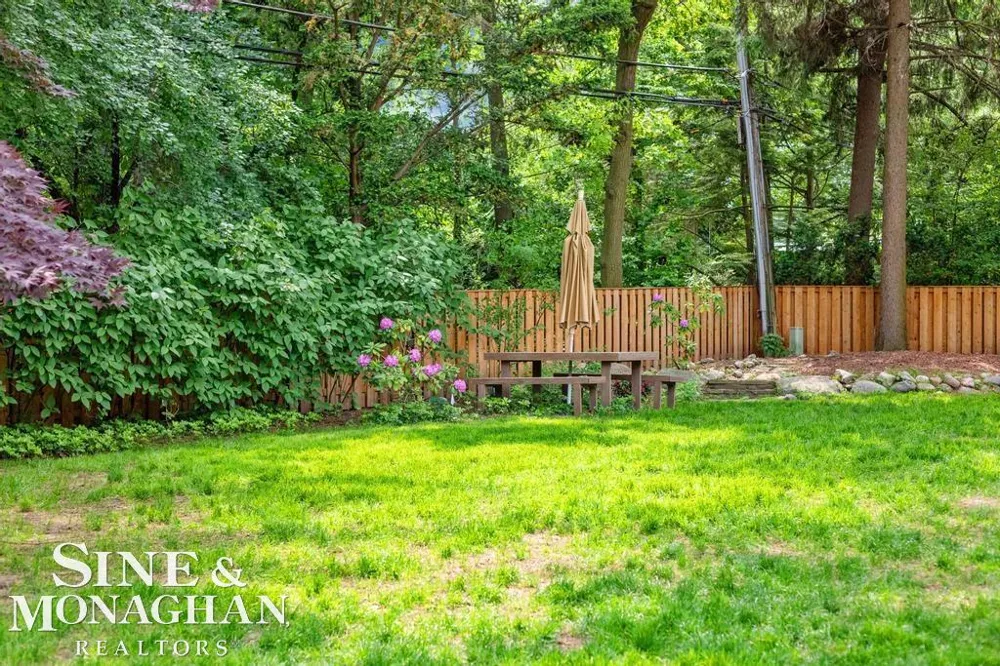 565 Lochmoor Boulevard Grosse Pointe Woods City, MI 48236