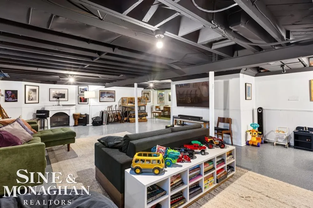 565 Lochmoor Boulevard Grosse Pointe Woods City, MI 48236