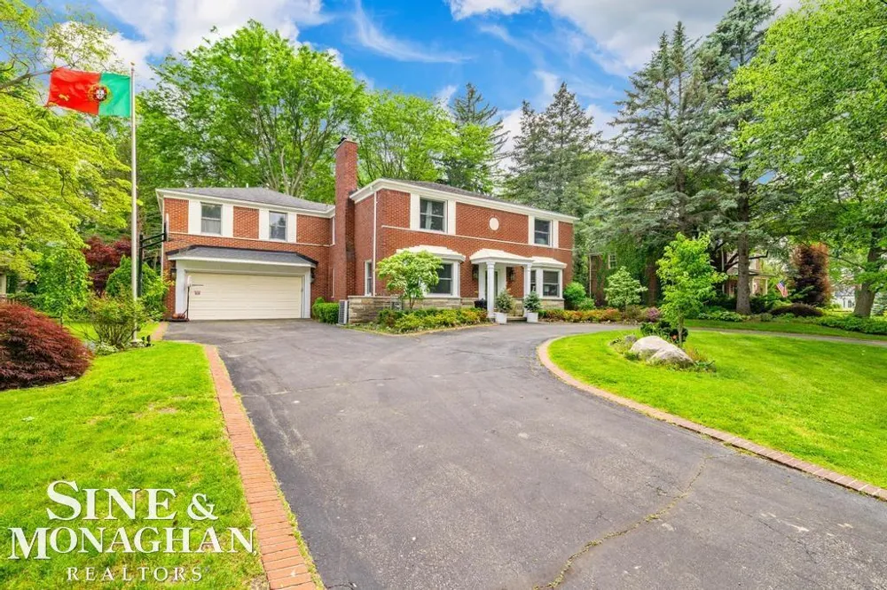 565 Lochmoor Boulevard Grosse Pointe Woods City, MI 48236
