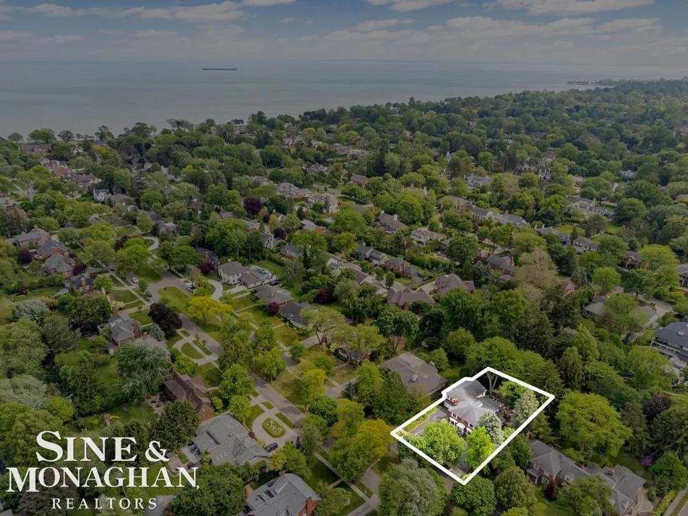 565 Lochmoor Boulevard Grosse Pointe Woods City, MI 48236