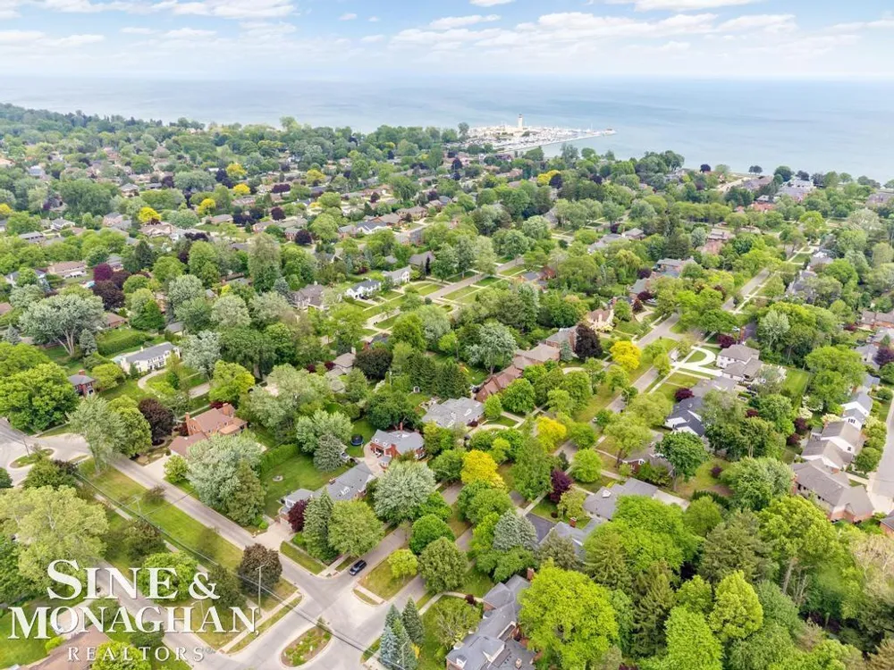 565 Lochmoor Boulevard Grosse Pointe Woods City, MI 48236