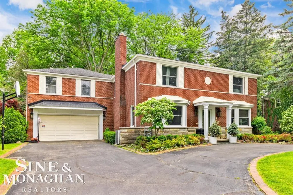 565 Lochmoor Boulevard Grosse Pointe Woods City, MI 48236