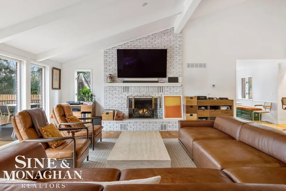 565 Lochmoor Boulevard Grosse Pointe Woods City, MI 48236
