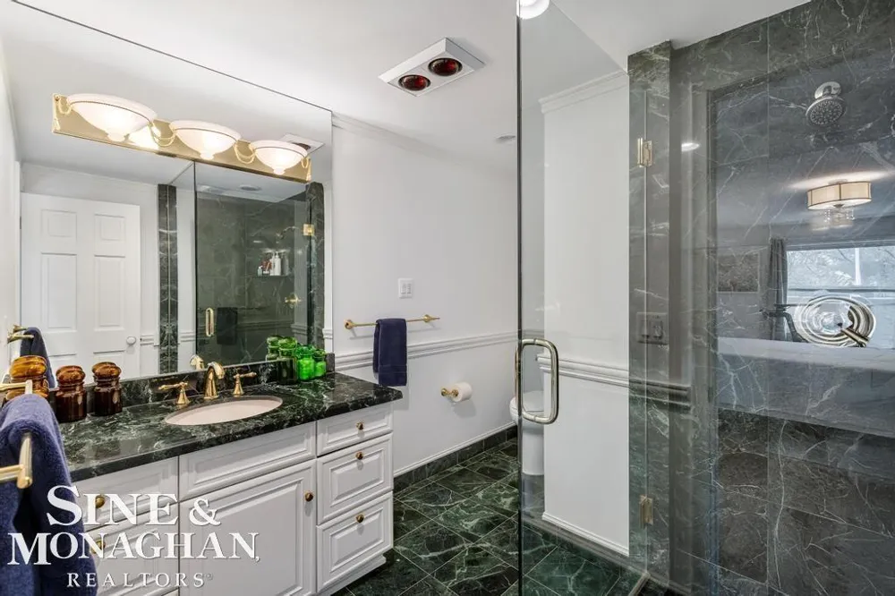 565 Lochmoor Boulevard Grosse Pointe Woods City, MI 48236