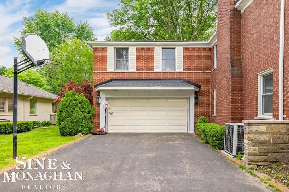 565 Lochmoor Boulevard Grosse Pointe Woods City, MI 48236