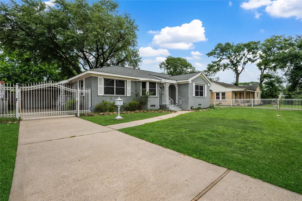 409 Eleanor Street Houston, TX 77009