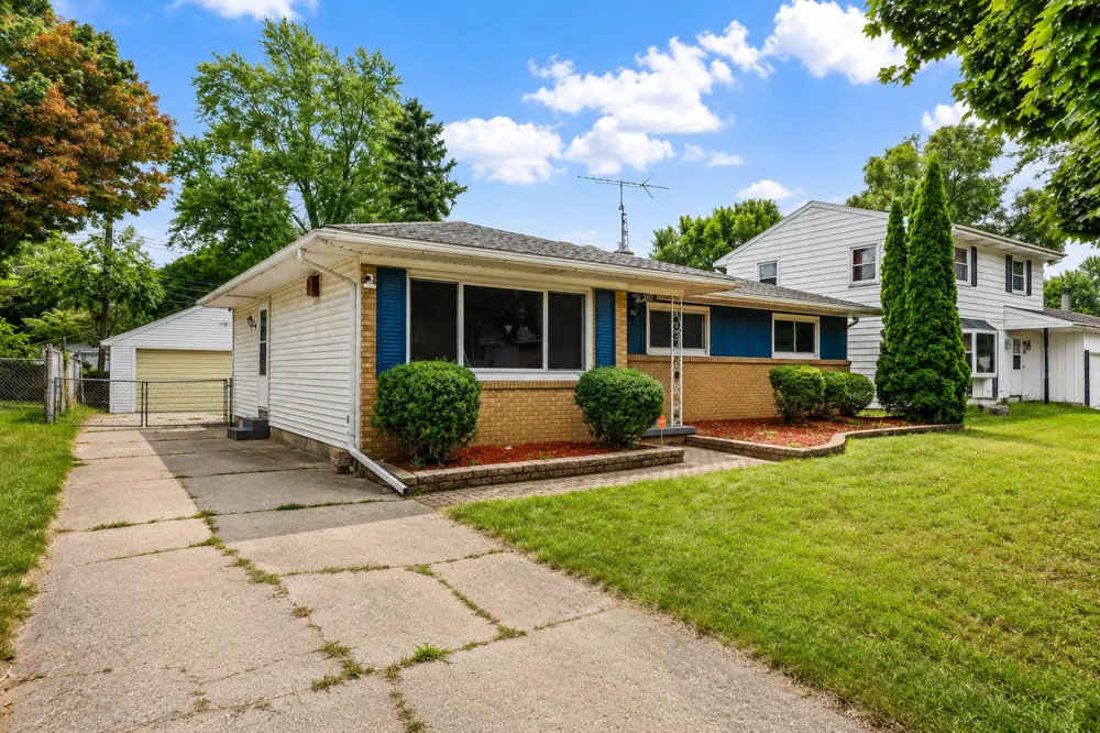 3815 Walton Drive Lansing, MI 48910