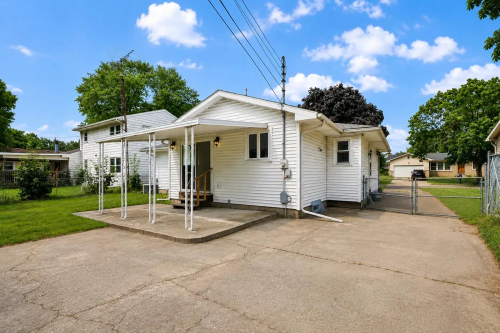 3815 Walton Drive Lansing, MI 48910