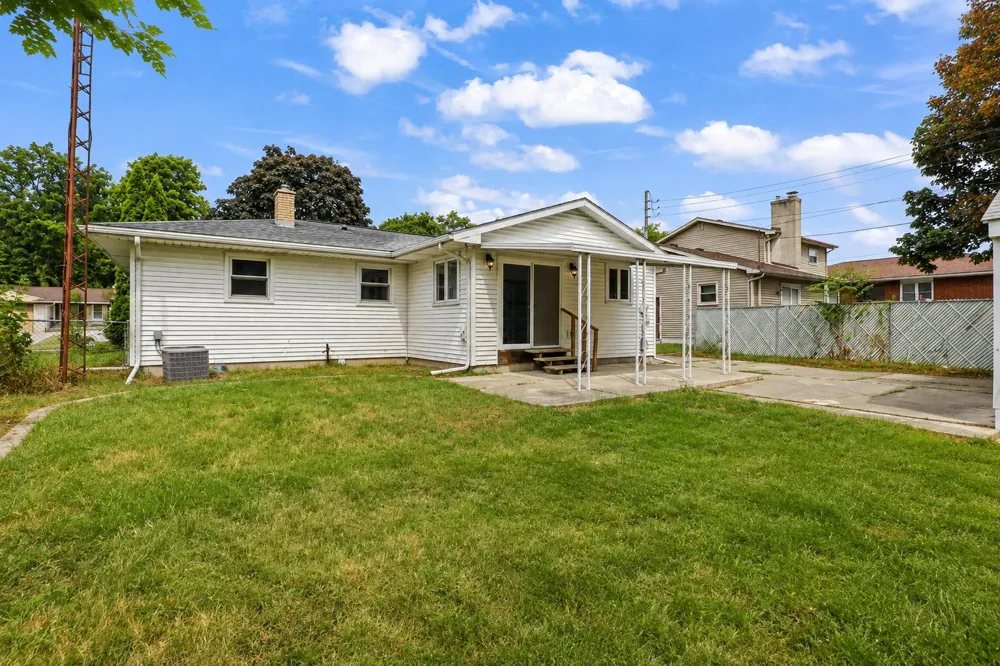 3815 Walton Drive Lansing, MI 48910