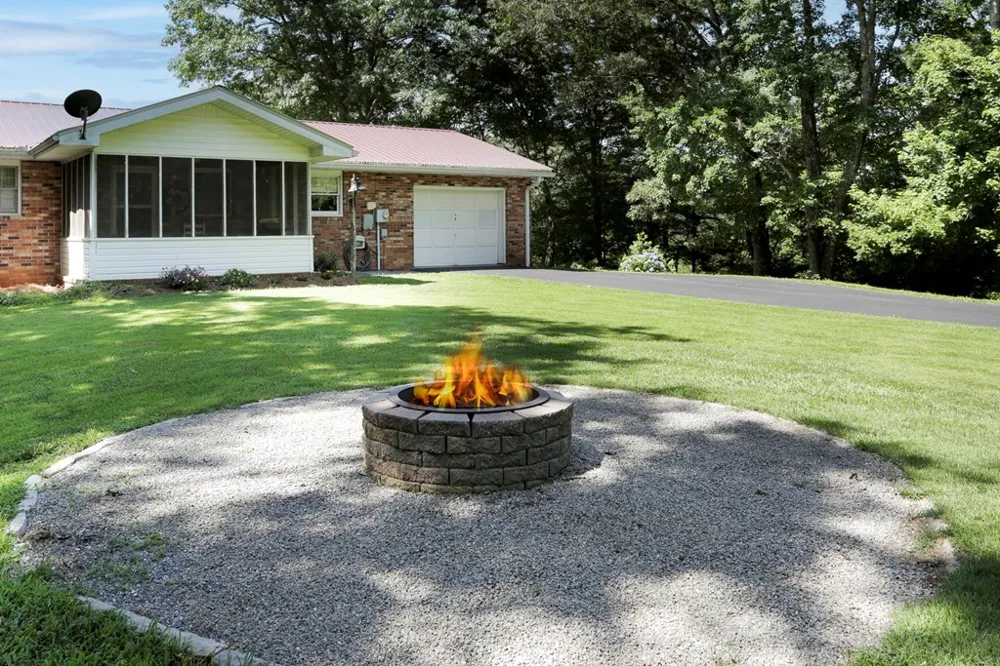 16 Lois Lane Hayesville, NC 28904
