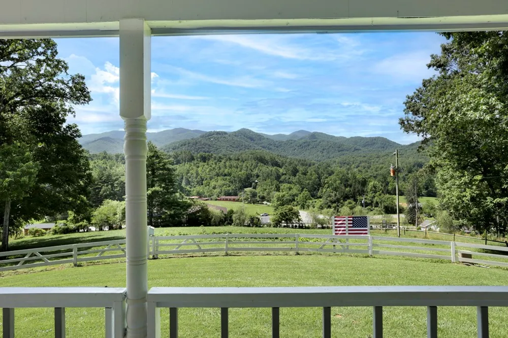 16 Lois Lane Hayesville, NC 28904