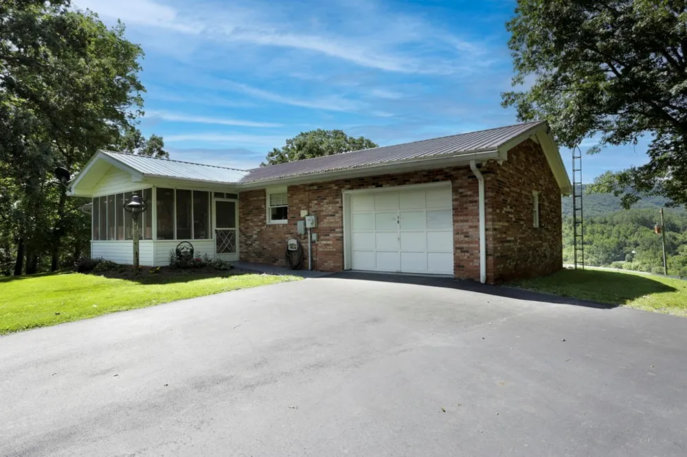 16 Lois Lane Hayesville, NC 28904