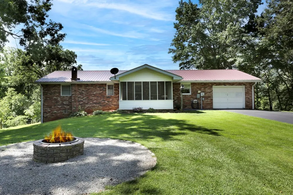 16 Lois Lane Hayesville, NC 28904