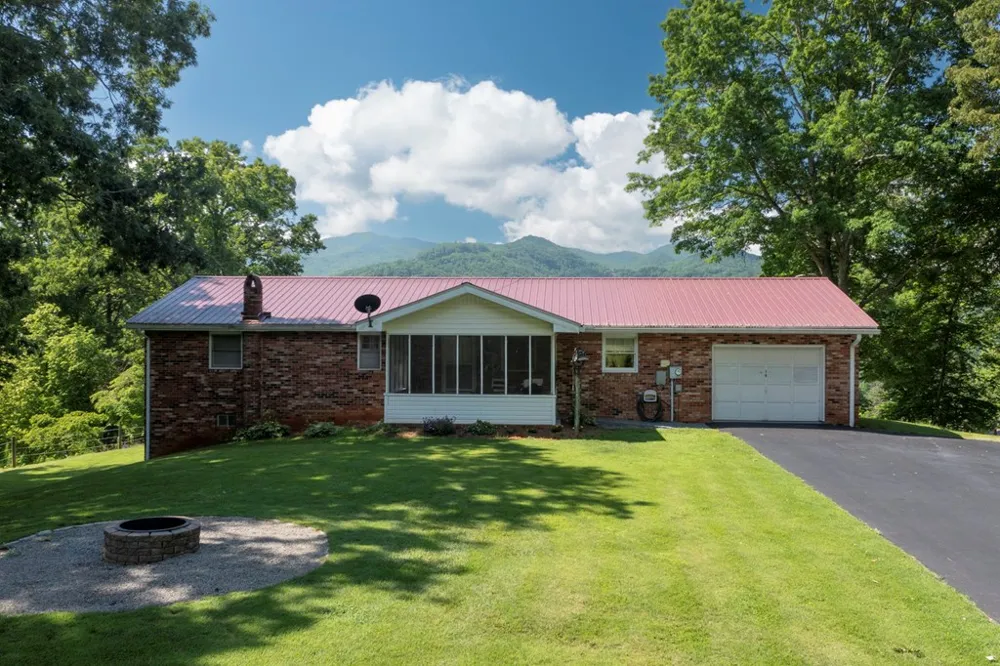 16 Lois Lane Hayesville, NC 28904