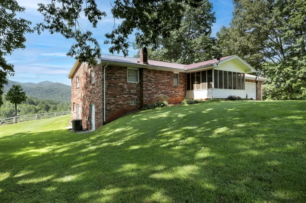 16 Lois Lane Hayesville, NC 28904