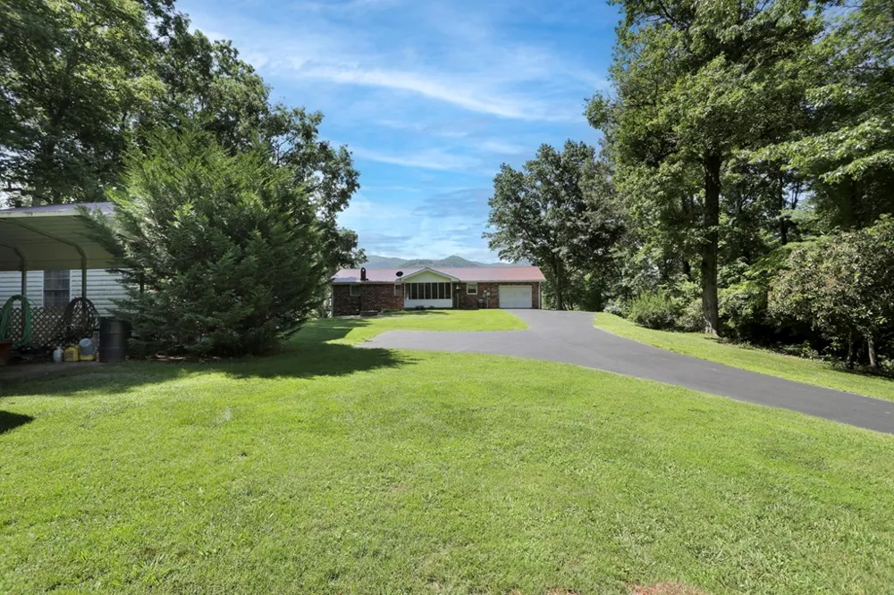 16 Lois Lane Hayesville, NC 28904