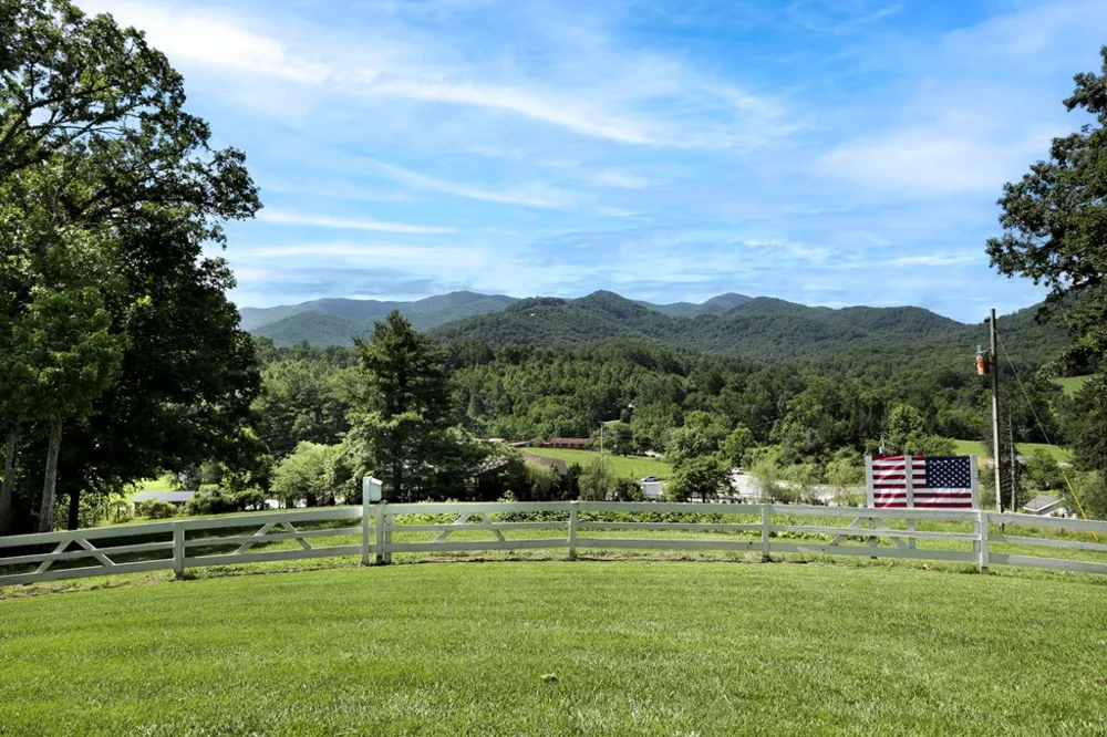 16 Lois Lane Hayesville, NC 28904