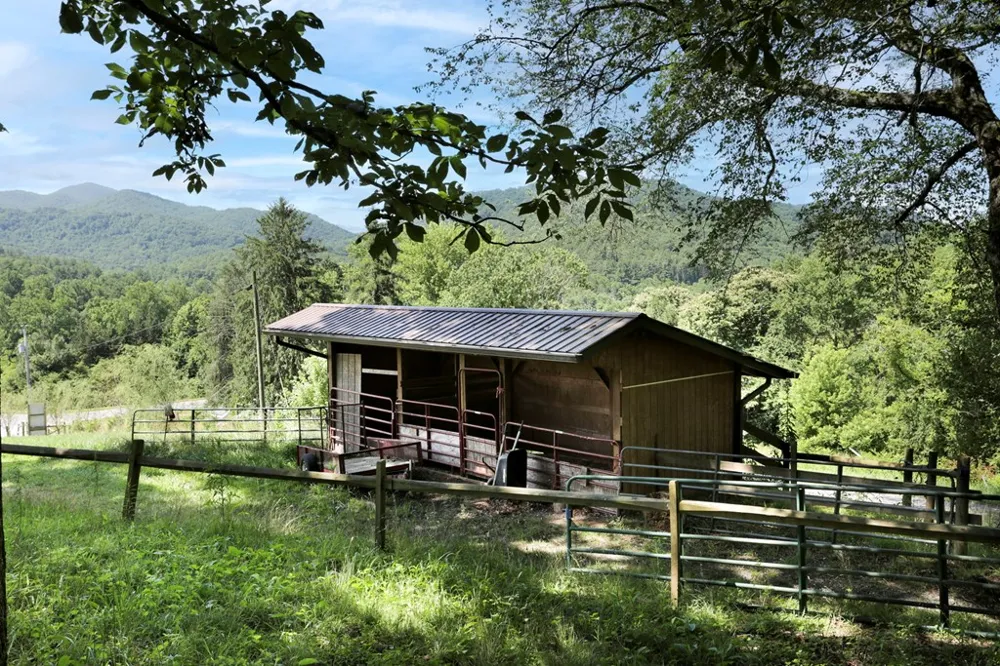 16 Lois Lane Hayesville, NC 28904