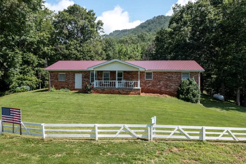 16 Lois Lane Hayesville, NC 28904