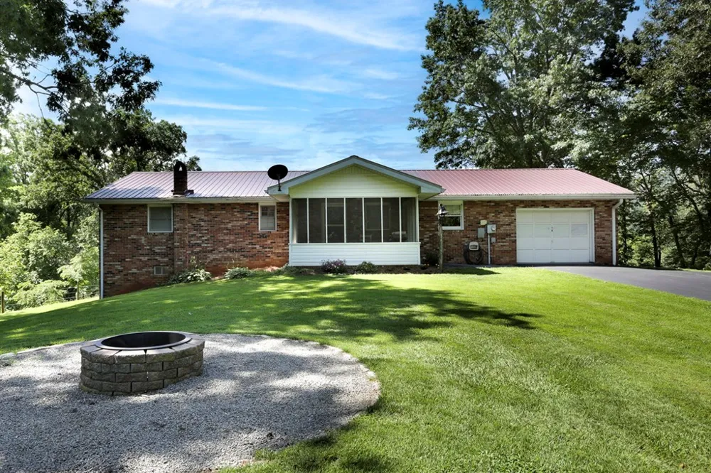 16 Lois Lane Hayesville, NC 28904